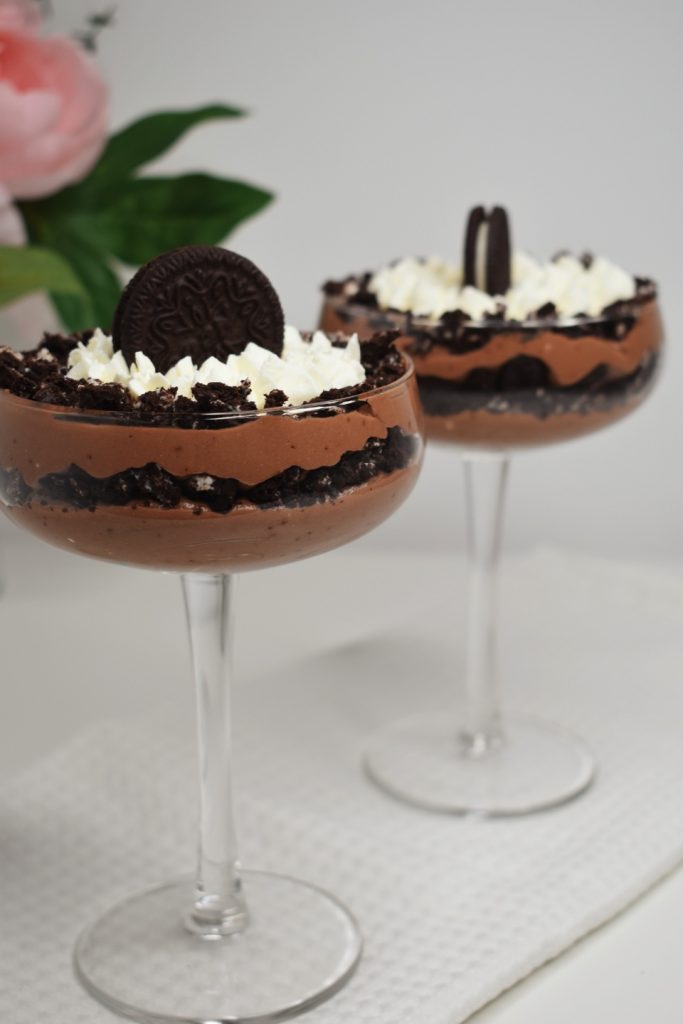 ČOKOLADNA BOMBA Z JAGODAMI IN OREO PIŠKOTI 1 Image 10 11 20 at 6.54 PM 1 MakeSomeSweets